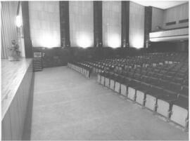 [Instalaciones INEF. Edificio anexo. Interiores-Auditorio. Imágenes INS-106 a 111; INS-114 a 115]