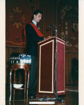[1993. Visita del Príncipe Felipe al INEF. Auditorio-Intervención del Príncipe Felipe. Imágenes 1990-043 a 1990-044]