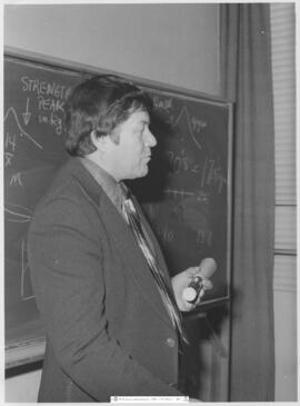 [1980. Clases Teóricas. Doctor Americano en aula 602. Imágenes 1980-001 a 1980-002]
