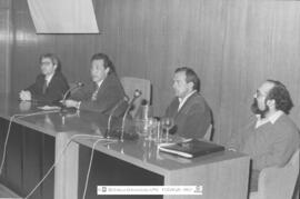 [AÑOS'80. Sala Internacional. Visita de Jorge Valdano. Imágenes AÑOS'80-045 a AÑOS'80-046]