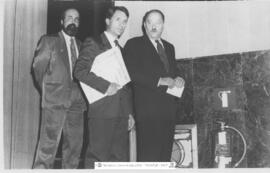 [1990. Acto Académico. Entrega de Diplomas. Mesa Presidencial-Actuación del coro-espectadores. Imágenes 1990-061-011; 1990-105 a 1990-107]