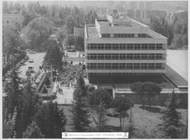 [1990. Manifestación en fachada principal del CSD. Imágenes 1989-076 a 1989-081; 1989-084 a 1989-085; 1989-087 a 1989-088; 1989-093]