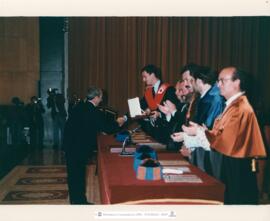 [1993. Visita del Príncipe Felipe al INEF. Auditorio-Entrega de distinciones a entidades y personas-Luis Gutiérrez. Imagen 1990-032]
