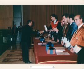 [1993. Visita del Príncipe Felipe al INEF. Auditorio-Entrega de distinciones a entidades y personas-Carlos Martínez García. Imagen 1990-035]
