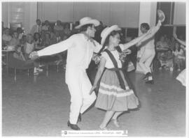 [1972. Congreso Internacional de Educación Física. Demostraciones Grupo Folclórico Mexicano. Imágenes 1972-103 a 1972-114]