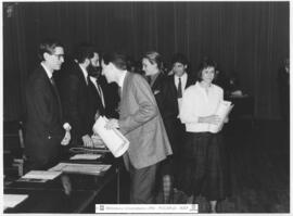 [1988. Acto Académico de la 6ª Promoción de Licenciados en Educación Física. Imágenes 1988-068 a 1988-069]