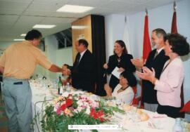 [1995. III Conferencia Internacional EGREPA-3ª Edad. Comida de despedida. Entrega de regalos. Imagen 1995-021]
