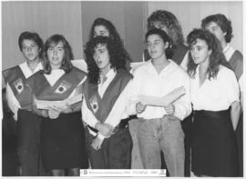 [1988. Acto Académico de la 6ª Promoción de Licenciados en Educación Física-Actuación del Coro. Imágenes 1988-070 a 1988-074]