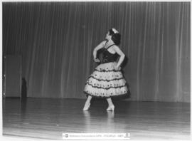 [1977. Congreso Internacional de Educación Física y Deportiva-Actuaciones en el auditorio. Imágenes 1977-025 a 1977-031]