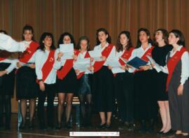 [1992. Acto Académico. Entrega de Diplomas de la X Promoción de Licenciados en Educación Física. Actuación del coro del INEF. Imágenes 1992-036 a 1992-037]
