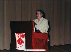 [1998. Acto Académico. Entrega de Diplomas a la XVI Promoción de Licenciados en Educación Física. Intervención Isabel de Gregorio-viuda de Cagigal. Imágenes 1998-019; 1998-021 a 1998-022]