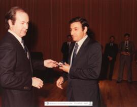 [1983. Julio García-personal INEF. Entrega insignia laboral. Imagen 1983-014]