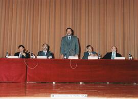 [2003. Acto Académico. Entrega de Diplomas a la 3ª Promoción de Licenciados en Ciencias de la Actividad Física y del Deporte. Mesa Presidencial. Imágenes 2003-001 a 2003-002]