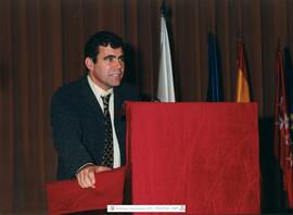 [2001. Acto Académico. Entrega de Diplomas a la XIX Promoción de Licenciados en Educación Física. Fernando Ureña Villanueva. Imágenes 2001-013; 2001-031]