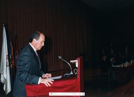 [2001. Acto Académico. Entrega de Diplomas a la XIX Promoción de Licenciados en Educación Física. Fernando Vizcaíno Nodal. Imágenes 2001-014 a 2001-018]