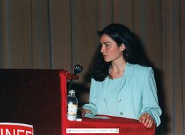 [1998. Acto Académico. Entrega de Diplomas a la XVI Promoción de Licenciados en Educación Física. Intervención Nº1 María José Camacho Miñano. Imagen 1998-029]