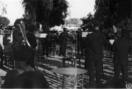 Creta, Grecia.  La Banda de Música Municipal toca para los cruceristas frente a la Tumba del Sold...