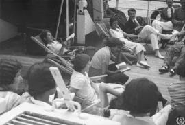 Travesía de Barcelona a Túnez 2: grupo de cruceristas en la cubierta del Ciudad de Cádiz. Momento...