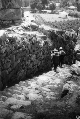 Micenas, Grecia. Excursionistas bajan escalera de la Acrópolis de Micenas