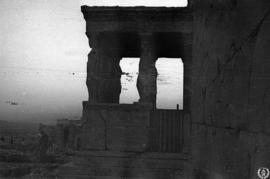 La Acrópolis, Atenas, Grecia 3. Los excursionistas llegan a la Acrópolis anocheciendo